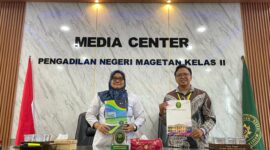 Ketua PN Magetan Mayasari Oktavia bersama Pihak Unesa 5 Magetan Syahid akhmad Faisol.   