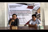 Ketua Tim Pengabdian kepada Masyarakat Syahid Akhmad Faisol bersama Narasumber pelatihan Hezron Sabar Rotua Tinambunan.