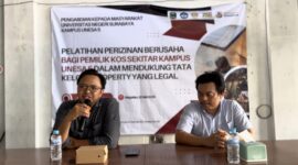 Ketua Tim Pengabdian kepada Masyarakat Syahid Akhmad Faisol bersama Narasumber pelatihan Hezron Sabar Rotua Tinambunan. 
