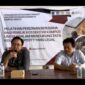 Ketua Tim Pengabdian kepada Masyarakat Syahid Akhmad Faisol bersama Narasumber pelatihan Hezron Sabar Rotua Tinambunan. 