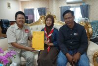 Kepala Dinas Dikpora Magetan Suwata bersama Safana dan Keluarga.