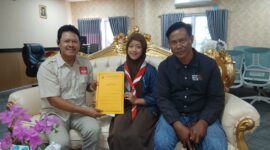 Kepala Dinas Dikpora Magetan Suwata bersama Safana dan Keluarga. 