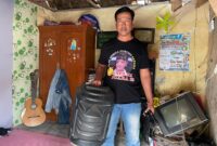 Hadi Santoso Membawa Peralatan Mengamen Safana. 