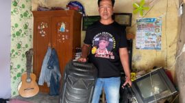 Hadi Santoso Membawa Peralatan Mengamen Safana. 