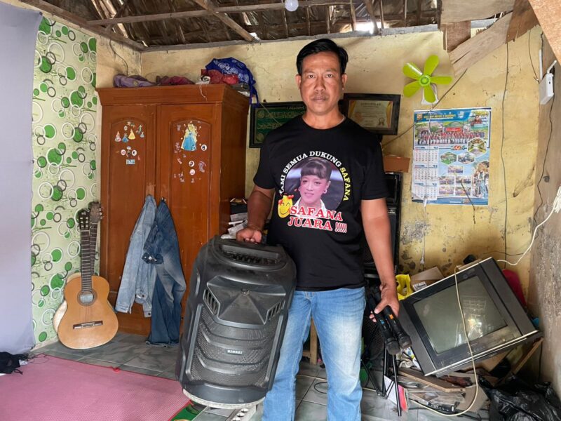 Hadi Santoso Membawa Peralatan Mengamen Safana. 