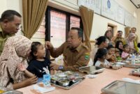 Wabup Magetan Suyatni Priasmoro Menyuapi Balita. 