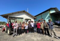 Kepala Dinas TPHP Kabupaten Magetan Uswatul Chasanah bersama Wabup Suyatni Priasmoro dan Gapoktan juga Poktan Penerima Bantuan.  