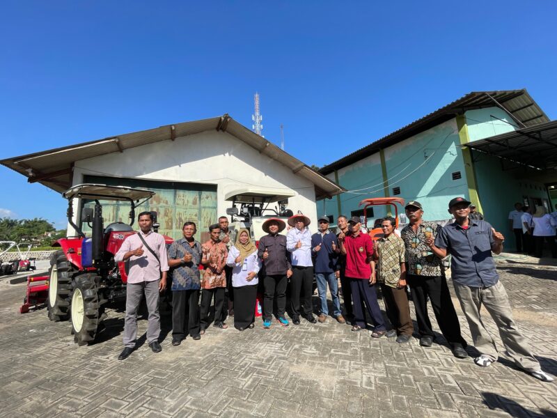 Kepala Dinas TPHP Kabupaten Magetan Uswatul Chasanah bersama Wabup Suyatni Priasmoro dan Gapoktan juga Poktan Penerima Bantuan.  