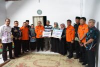 
Bupati Magetan Nanik Sumantri Dibersamai Plt Kalaksa BPBD Magetan Suwito, Plt Camat Sidorejo Eko Budiono dan Keluraga Korban.  
