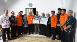 
Bupati Magetan Nanik Sumantri Dibersamai Plt Kalaksa BPBD Magetan Suwito, Plt Camat Sidorejo Eko Budiono dan Keluraga Korban.  
