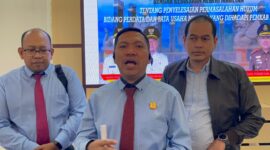  Kajari Magetan Yuana Nurshiyam bersama Kasi Pidsus dan Kasi Intel.