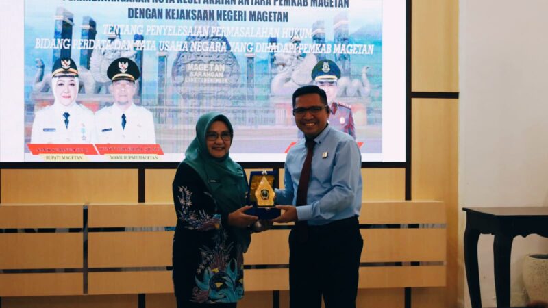 Bupati Magetan Nanik Endang Rusminiarti bersama Kajari Magetan Yuana Nurshiyam. 