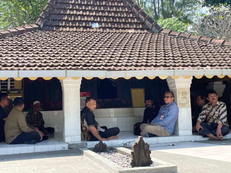 Bupati Ponorogo Sugiri Sancoko bersama Kadin Perkim dan Cipta Karya Provinsi Jawa Timur I Nyoman Gunadi Diarea Komplek Makem Betoro Katong Ponorogo. (Redaksi).   