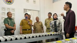 Ketua Komisi B DPRD Magetan, Rita Haryati (Baju Putih) Memantau Proses Penyediaan Makanan Di SPPG Purwodadi. (Joko Nugroho/Magetan)
