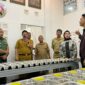 Ketua Komisi B DPRD Magetan, Rita Haryati (Baju Putih) Memantau Proses Penyediaan Makanan Di SPPG Purwodadi. (Joko Nugroho/Magetan)