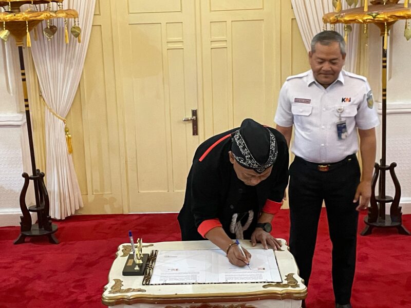 Bupati Ponorogo Sugiri Sancoko bersama Vice President DAOP 7 Madiun Suharjono