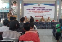 Plt Kadinsos Pacitan, Khemal Pandu Pratikna saat penyaluran BLT DBHCHT 2025.