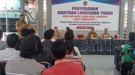 Plt Kadinsos Pacitan, Khemal Pandu Pratikna saat penyaluran BLT DBHCHT 2025.