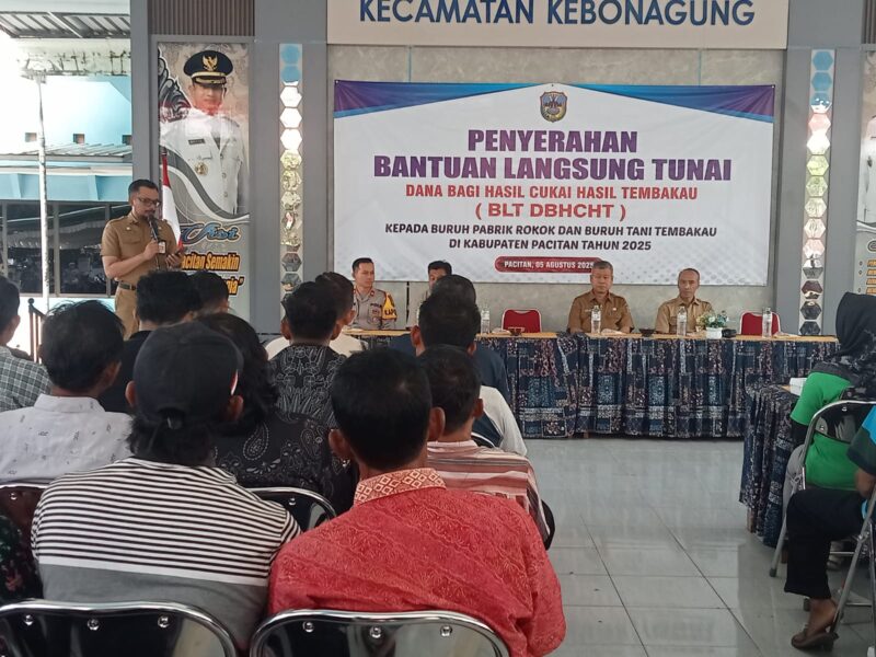 Plt Kadinsos Pacitan, Khemal Pandu Pratikna saat penyaluran BLT DBHCHT 2025.