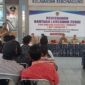 Plt Kadinsos Pacitan, Khemal Pandu Pratikna saat penyaluran BLT DBHCHT 2025.