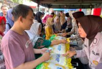Warga Membeli Beras Murah Di Halaman Mapolres Ponorogo.