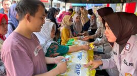 Warga Membeli Beras Murah Di Halaman Mapolres Ponorogo.