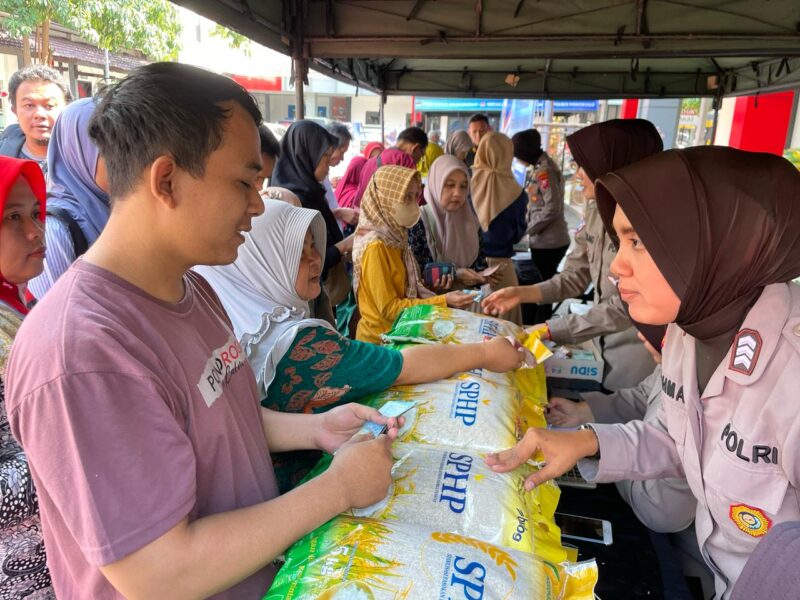 Warga Membeli Beras Murah Di Halaman Mapolres Ponorogo.