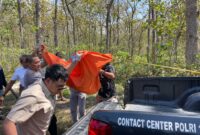 Proses Evakuasi jenasah perempuan di Hutan Sampung Ponorogo.