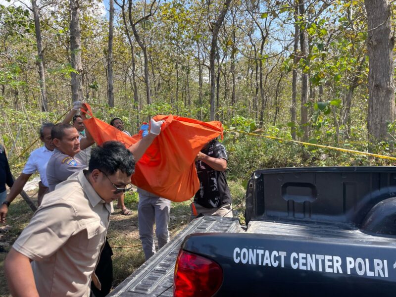 Proses Evakuasi jenasah perempuan di Hutan Sampung Ponorogo.