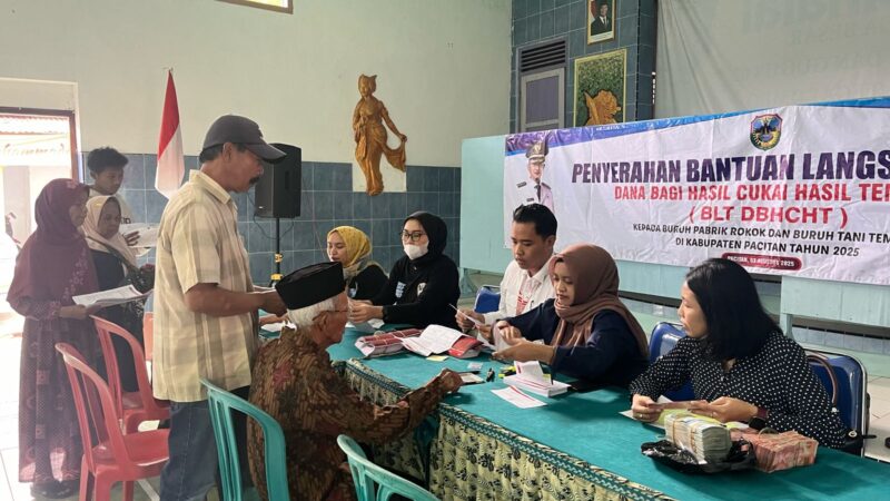 Warga Kecamatan Tegalombo menerima BLT DBHCHT 2025