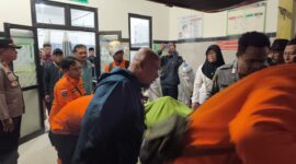 Jenasah  Korban Ketika Di Puskesmas Jenawi, Karanganyar, Jateng.