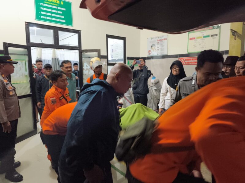 Jenasah  Korban Ketika Di Puskesmas Jenawi, Karanganyar, Jateng.