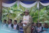 Wakil Bupati Pacitan, Gagarin Sumrambah saat memberangkatkan tim ekspedisi merah putih