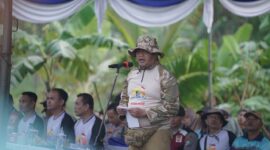 Wakil Bupati Pacitan, Gagarin Sumrambah saat memberangkatkan tim ekspedisi merah putih