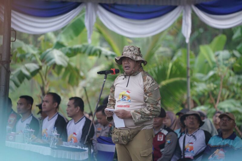 Wakil Bupati Pacitan, Gagarin Sumrambah saat memberangkatkan tim ekspedisi merah putih