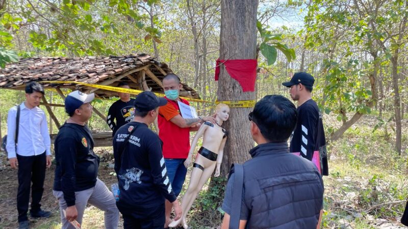 Tersangka Peragakan Cara Bunuh Korban. 