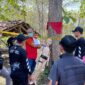 Tersangka Peragakan Cara Bunuh Korban. 