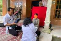 Petugas Sedang Merekam Data Salah Satu ODGJ Di Desa Pupus, Kecamatan Ngebel.