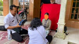 Petugas Sedang Merekam Data Salah Satu ODGJ Di Desa Pupus, Kecamatan Ngebel.