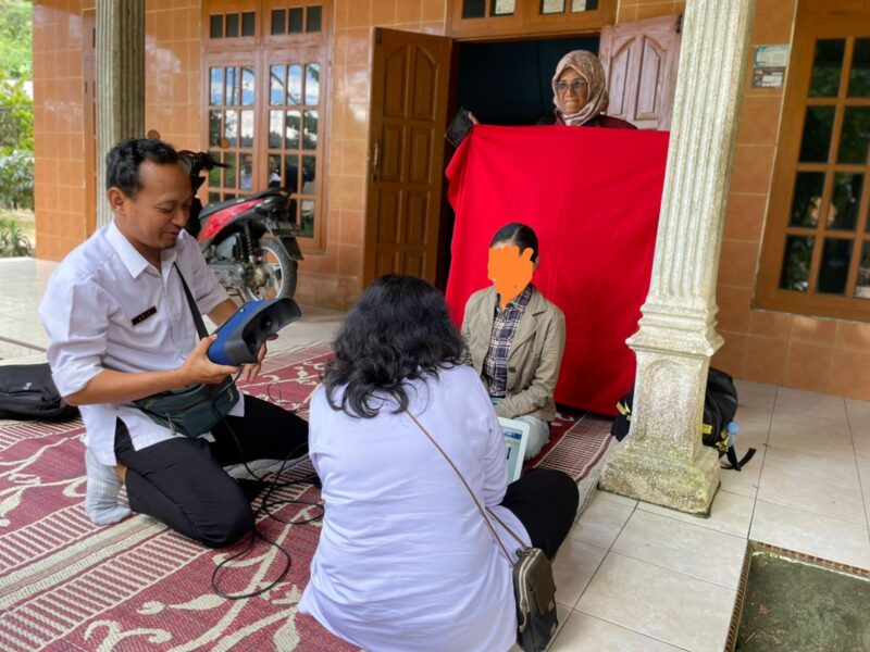 Petugas Sedang Merekam Data Salah Satu ODGJ Di Desa Pupus, Kecamatan Ngebel.