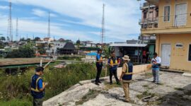 Petugas Dinas PUPR Magetan adakan pengukuran lahan aset bekas bangunan Rumah Makan.