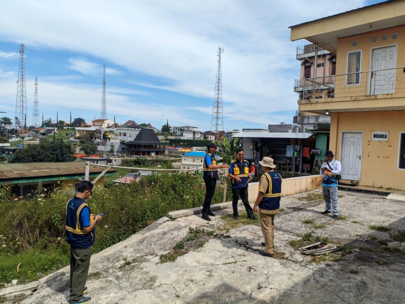 Petugas Dinas PUPR Magetan adakan pengukuran lahan aset bekas bangunan Rumah Makan.