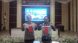 Wakapolres Pacitan, Kompol Dwi Jatmiko menunjukkan barang bukti saat konferensi pers