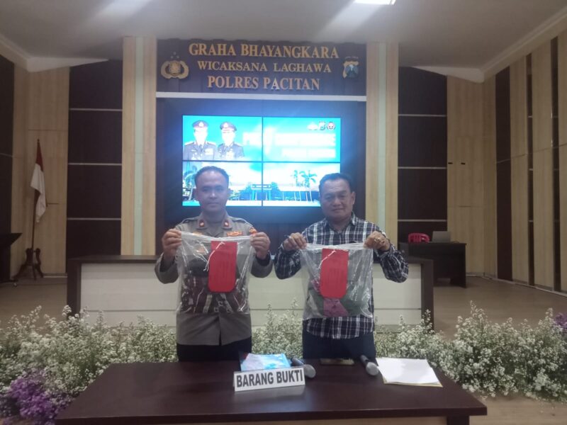 Wakapolres Pacitan, Kompol Dwi Jatmiko menunjukkan barang bukti saat konferensi pers