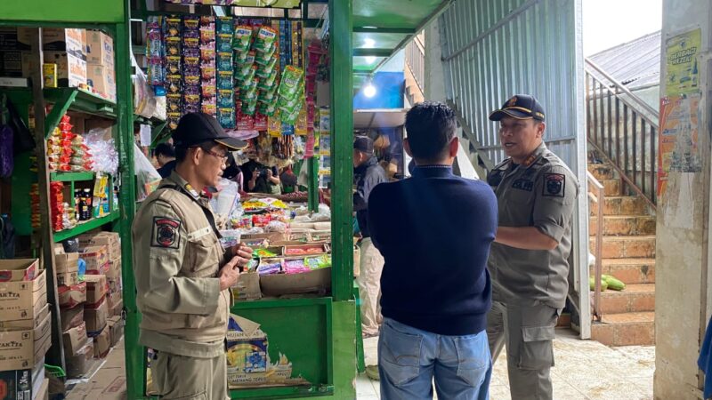 Plt Kabid Gakda Satpol-PP Pacitan, Widiyanto saat operasi peredaran rokok ilegal di pasar tradisional