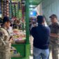 Plt Kabid Gakda Satpol-PP Pacitan, Widiyanto saat operasi peredaran rokok ilegal di pasar tradisional