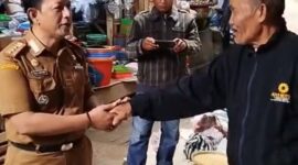 Camat Punung, Pudji Haryono saat di pasar