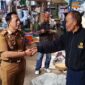 Camat Punung, Pudji Haryono saat di pasar