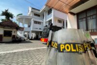 Petugas Kepolisian Berjaga Di Depan Kantor DPRD Ponorogo.