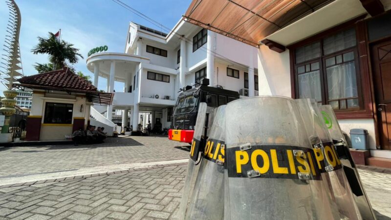 Petugas Kepolisian Berjaga Di Depan Kantor DPRD Ponorogo.